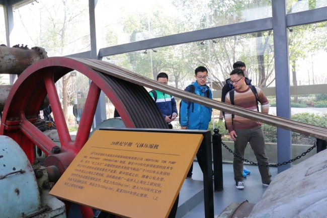 参观20世纪早期的气体压缩机 参观20世纪早期的气体压缩机